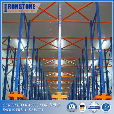 Impulsión durable en estante de la plataforma con los productos homogéneos de la tienda