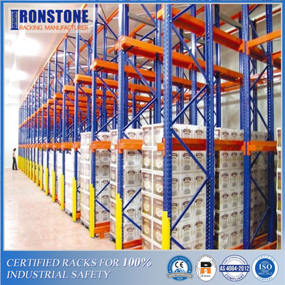 Impulsión durable en estante de la plataforma con los productos homogéneos de la tienda